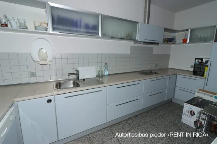 Izīrē tirdzniecības telpas, Biroju iela 10, Rīga, Kreisais krasts, Šampēteris / 3 793 € 19