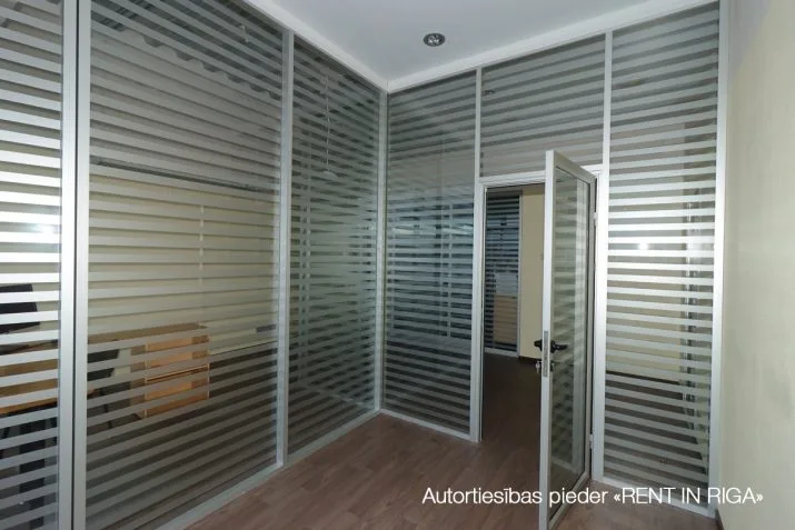 Izīrē tirdzniecības telpas, Biroju iela 10, Rīga, Kreisais krasts, Šampēteris / 3 793 € 13