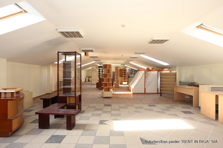 Izīrē tirdzniecības telpas, Jēzusbaznīcas iela 7a, Rīga, Labais krasts, Centrs / 15 000 € 20