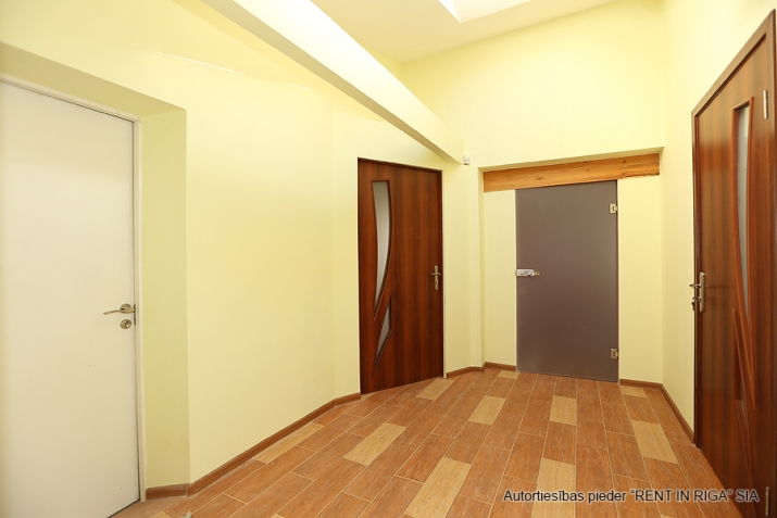 Izīrē tirdzniecības telpas, Jēzusbaznīcas iela 7a, Rīga, Labais krasts, Centrs / 15 000 € 31
