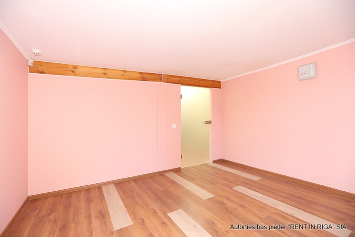 Izīrē tirdzniecības telpas, Jēzusbaznīcas iela 7a, Rīga, Labais krasts, Centrs / 15 000 € 37