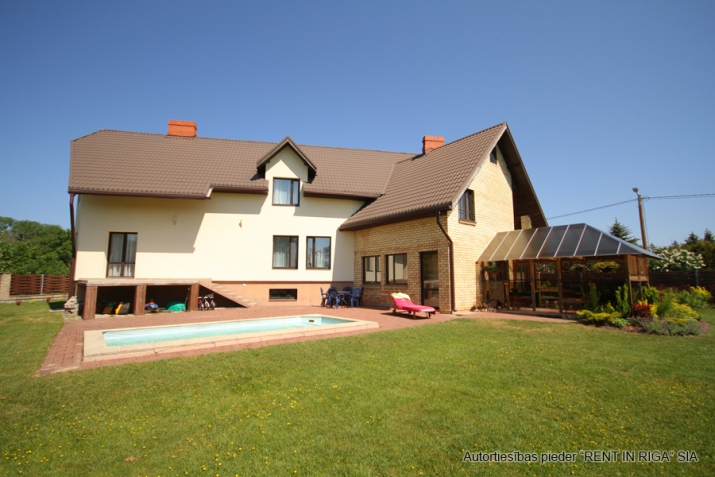 Rožu iela 8 1