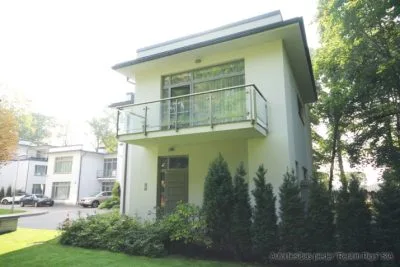 Izīrē māju, Meierovica prospekts 11, Jūrmala, Dubulti / 1500 € 1