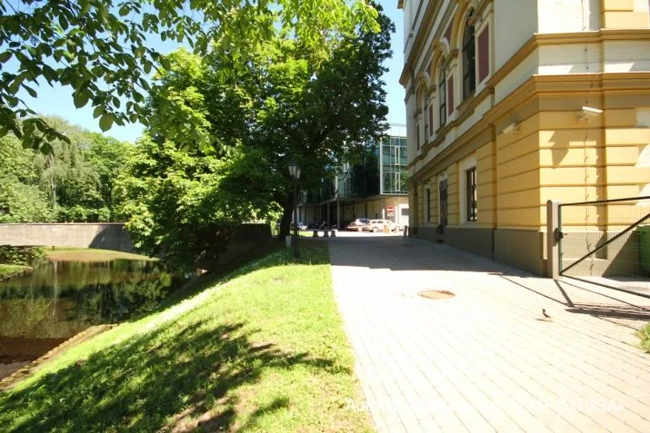 Vingrotāju iela 1 2
