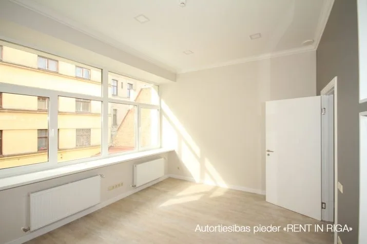 Izīrē tirdzniecības telpas, Bruņinieku iela 49 k-2, Rīga, Labais krasts, Centrs / 4 402 € 25
