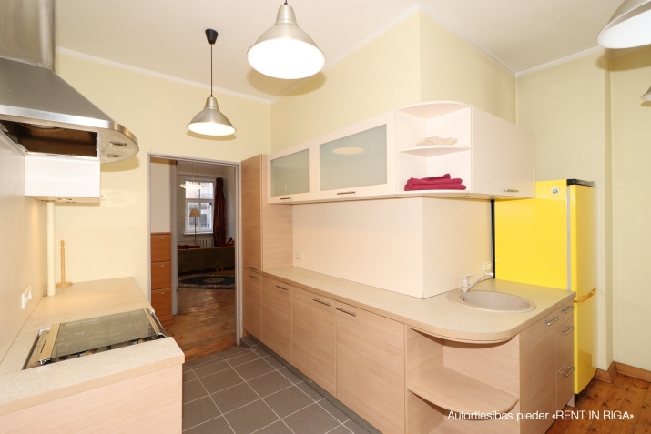 Izīrē dzīvokli, Lāčplēša iela 18, Rīga, Labais krasts, Centrs / 800 € 10