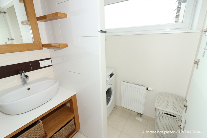 Pārdod tirdzniecības telpas, Grostonas iela 25, Rīga / 306 000 € 12