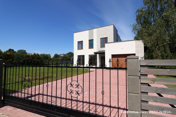 Pārdod māju, Rožu iela 4, Stopiņu novads, Līči / 329 000 € 2