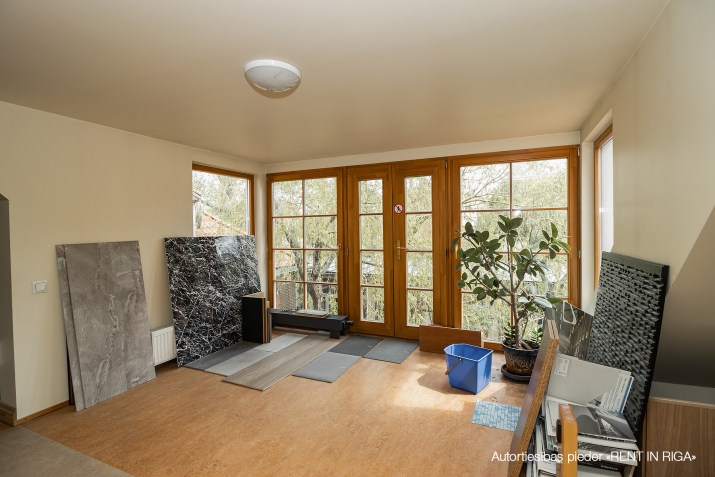 Image 1 of 20
