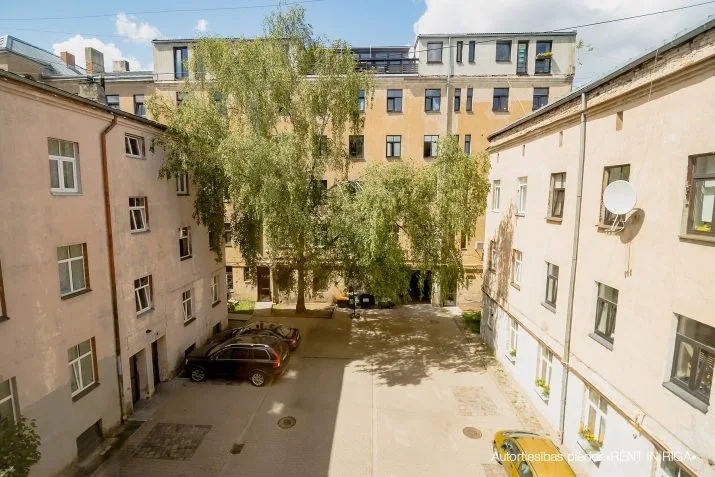 Vārnu iela 8B 1