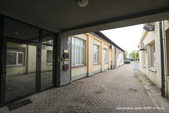 Izīrē tirdzniecības telpas, Pētersalas iela 1, Rīga, Labais krasts, Centrs / 875 € 12