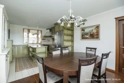Izīrē māju, Jaunbebru iela 8, Mārupes novads, Mārupe / 1 600 € 3