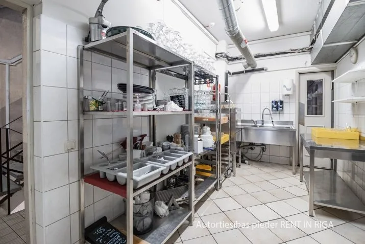 Izīrē tirdzniecības telpas, Lāčplēša iela 12, Rīga, Labais krasts, Centrs / 3 000 € 9