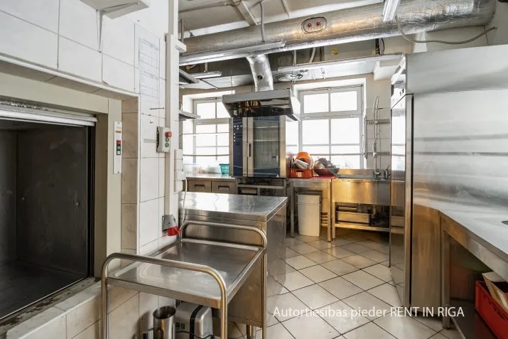 Izīrē tirdzniecības telpas, Lāčplēša iela 12, Rīga, Labais krasts, Centrs / 3 000 € 10