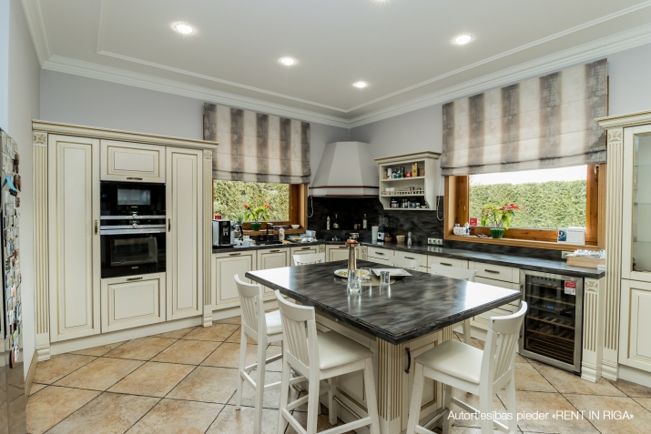 Izīrē māju, Mēmeles iela 50B, Mārupes novads / 7 500 € 4