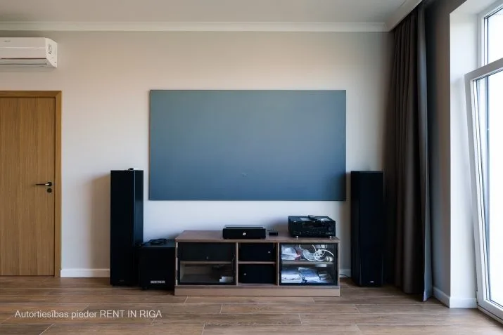 Izīrē māju, Lielā iela 26, Mārupes novads, Mārupe / 1 400 € 2