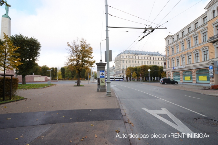 Izīrē tirdzniecības telpas, Raina bulvaris iela 11, Rīga, Labais krasts, Centrs / 3 320 € 10