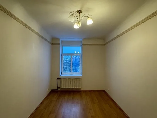 Izīrē dzīvokli, Ādmiņu iela 8, Rīga, Labais krasts, Centrs / 400 € 2