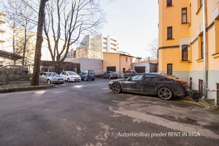 Izīrē dzīvokli, Ādmiņu iela 8, Rīga, Labais krasts, Centrs / 400 € 20