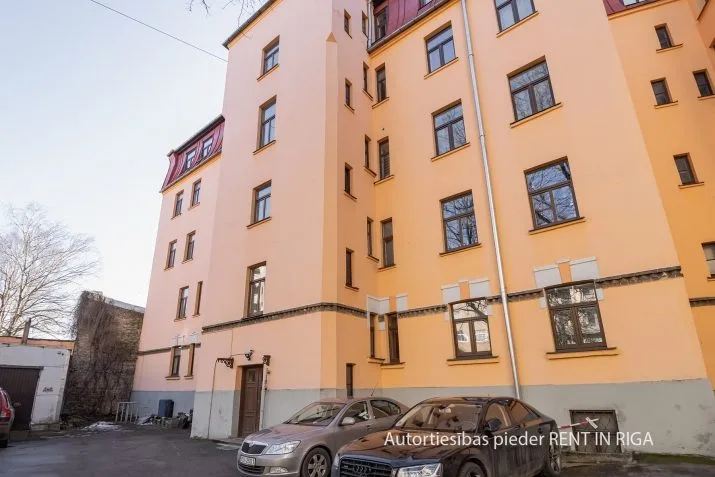 Izīrē dzīvokli, Ādmiņu iela 8, Rīga, Labais krasts, Centrs / 400 € 21