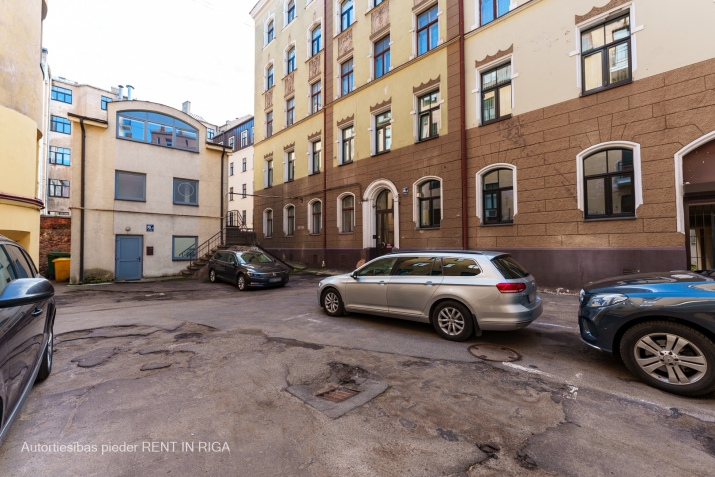 Izīrē dzīvokli, Dzirnavu iela 70, Rīga, Labais krasts, Centrs / 890 € 35
