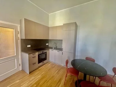 Izīrē dzīvokli, Skolas iela 13, Rīga, Labais krasts, Centrs / 840 € 2