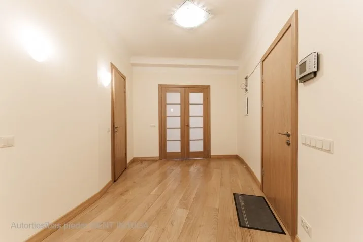 Vaļņu iela 5 4