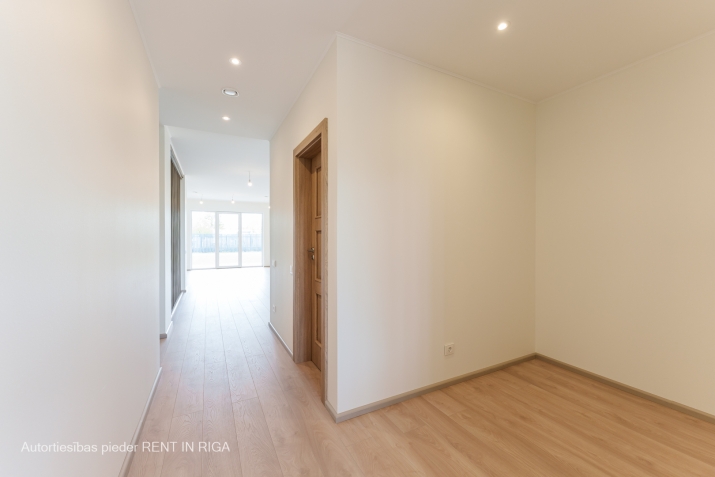 Izīrē māju, Dzintaru iela 8, Mārupes novads, Mārupe / 1 380 € 10
