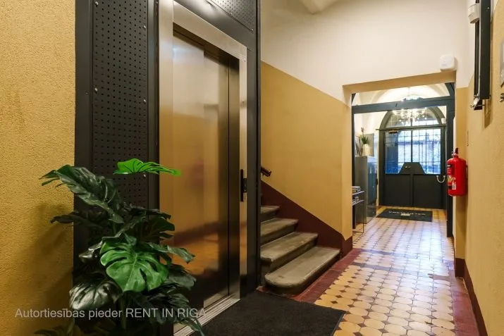 Izīrē dzīvokli, Valdemāra iela 61, Rīga, Labais krasts, Centrs / 550 € 15