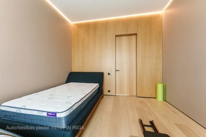 Mežavēju iela 8 16