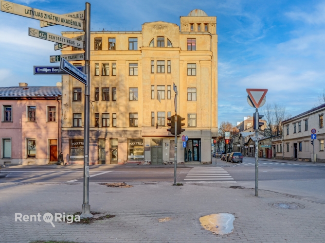 Emīlijas Benjamiņas iela 13 12