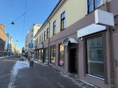 Izīrē tirdzniecības telpas, Tērbatas iela 22/24, Rīga, Centrs / 1300 € 2