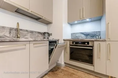 Izīrē dzīvokli, Valdemāra iela 41a, Rīga, Labais krasts, Centrs / 800 € 4