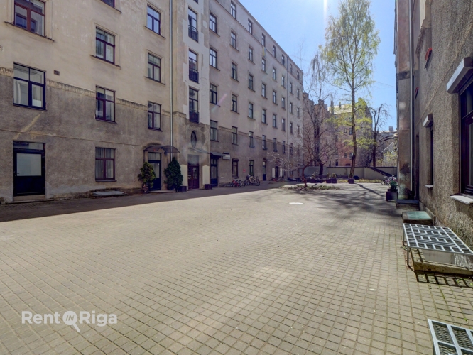 Bruņinieku iela 28 13